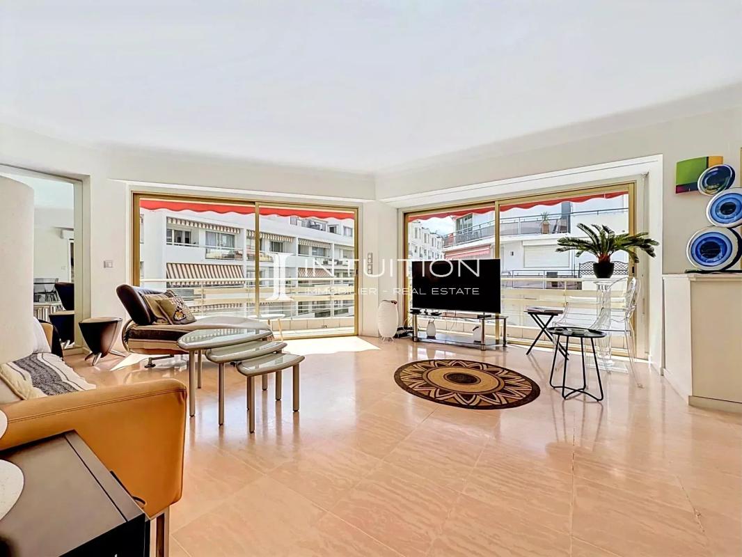 3-room apartment in Cannes Bright living room of a 3-room apartment in Cannes with a view of the terrace.