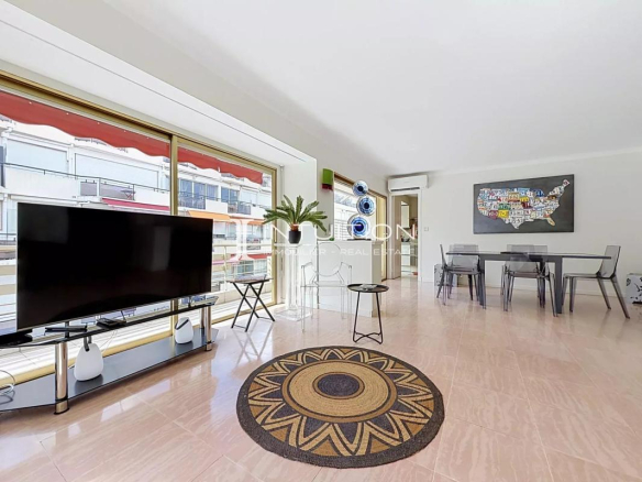 Interior of a bright 100 m² apartment with living room and terrace in Cannes.