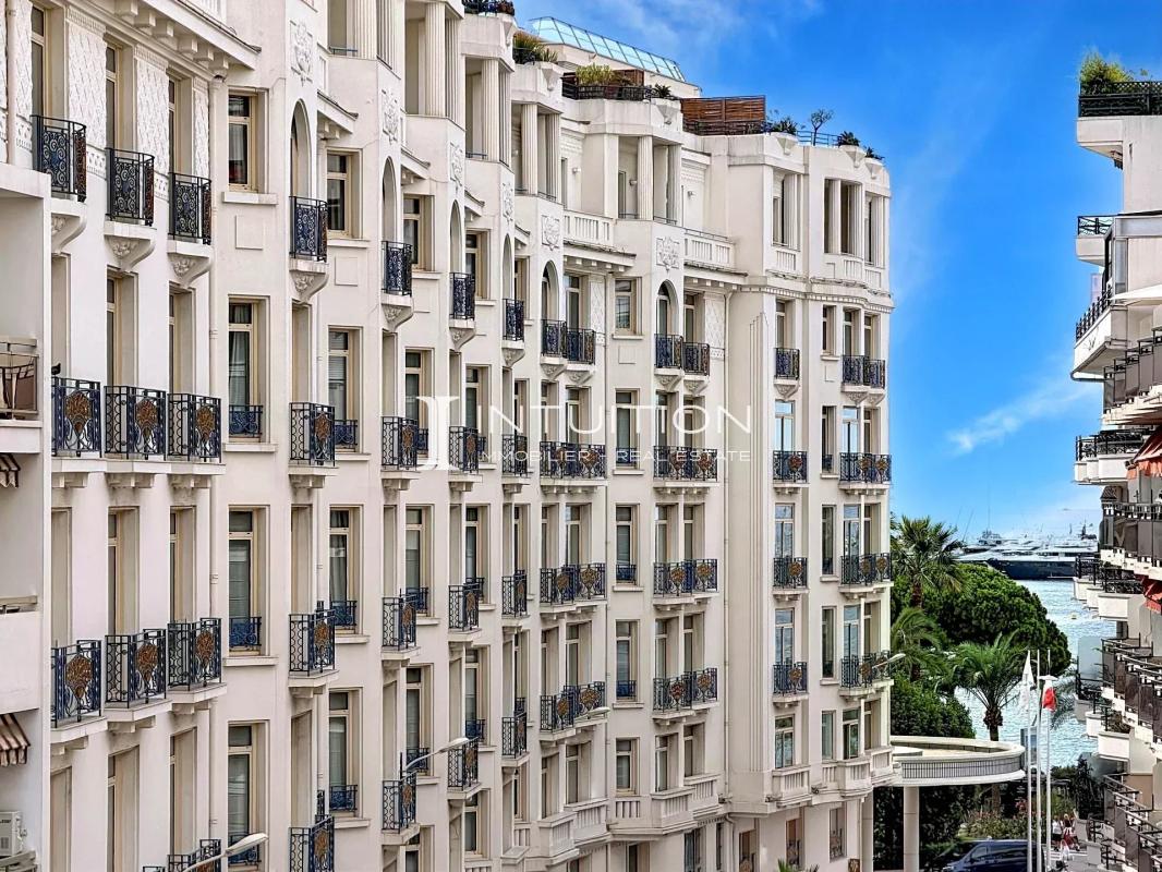 Building in Cannes near the Croisette Facade of a building in Cannes with balconies and sea view.