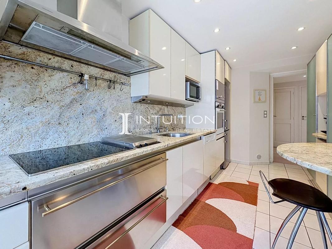 Kitchen of an apartment in Cannes Modern kitchen in a 100 m² apartment in Cannes, with granite worktops and integrated appliances.