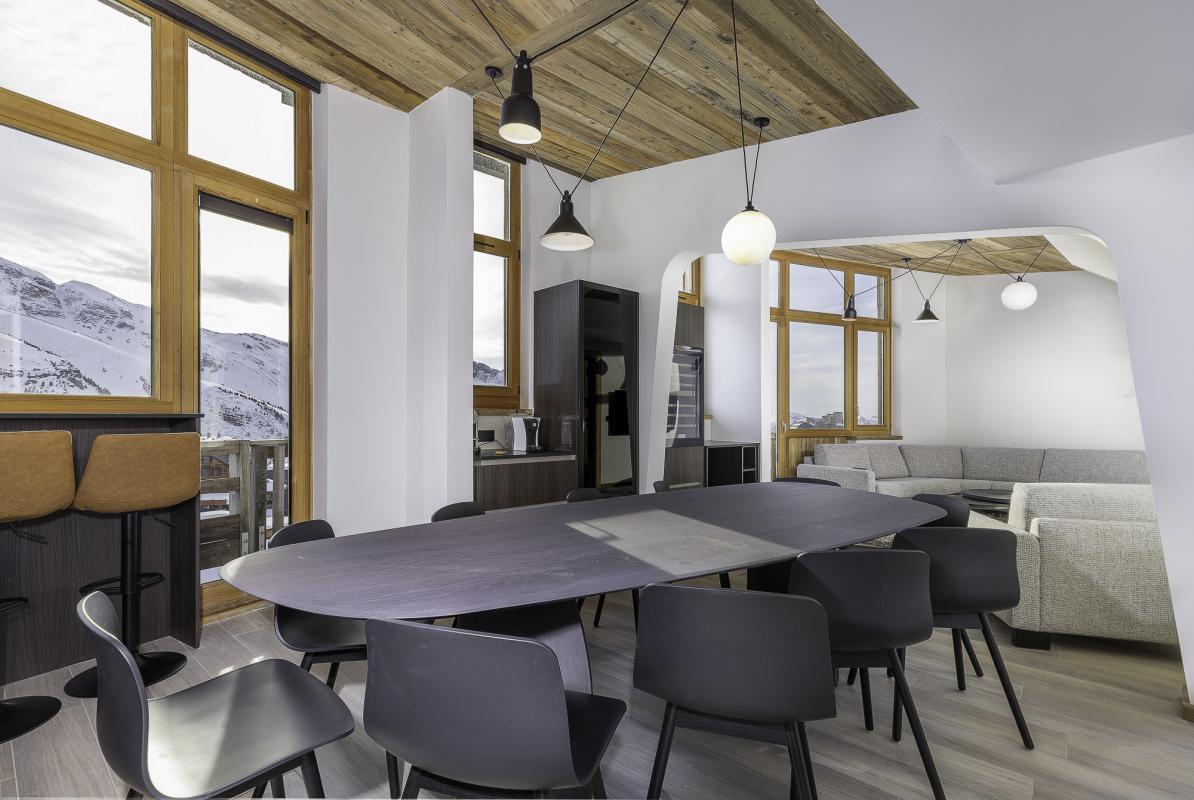 Intérieur d'un penthouse duplex à Avoriaz avec vue panoramique et mobilier moderne.