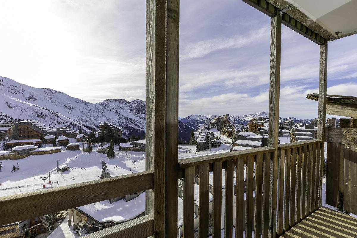 Vue panoramique depuis un balcon sur les montagnes enneigées et la station d'Avoriaz.