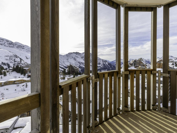 Balcon en bois avec vue sur les montagnes enneigées à Avoriaz.