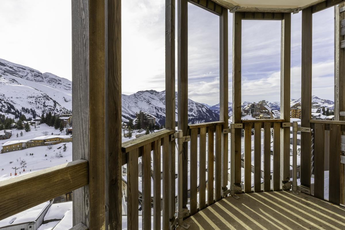Balcon en bois avec vue sur les montagnes enneigées à Avoriaz.