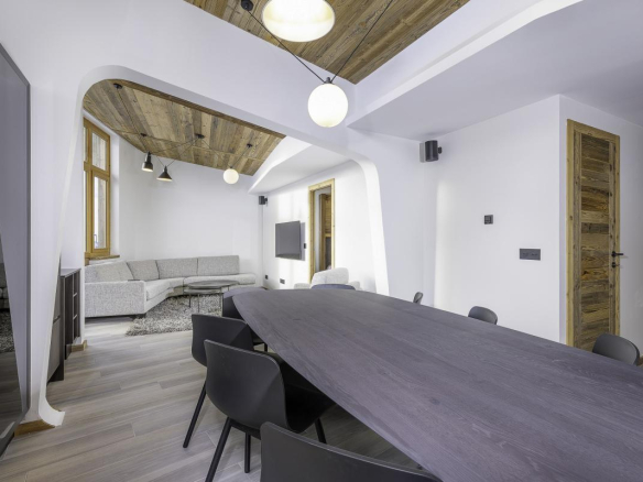 Intérieur d'un penthouse duplex moderne avec une grande table à manger et un salon lumineux à Avoriaz.