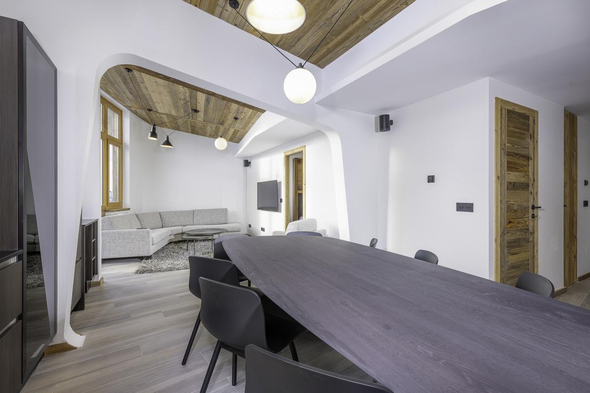 Intérieur d'un penthouse duplex moderne avec une grande table à manger et un salon lumineux à Avoriaz.