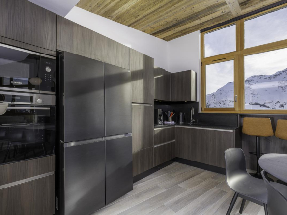 Cuisine moderne d'un penthouse avec vue sur les montagnes à Avoriaz.