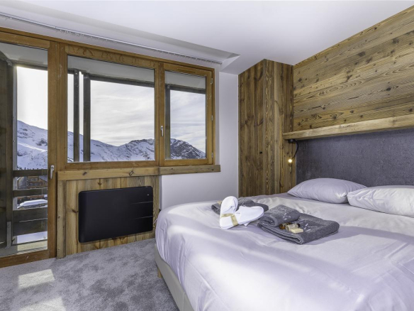 Chambre d'un penthouse duplex à Avoriaz avec vue sur les montagnes.