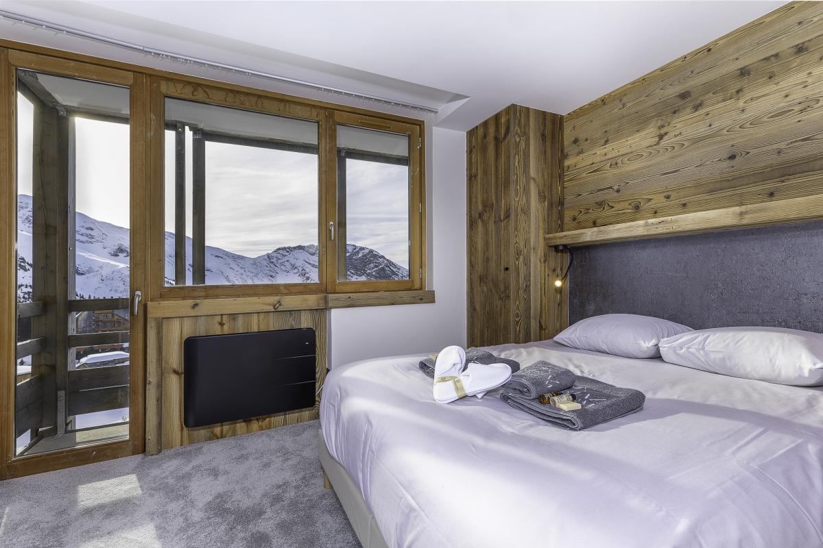 Chambre d'un penthouse duplex à Avoriaz avec vue sur les montagnes.