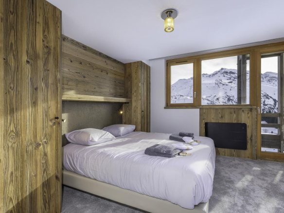 Chambre d'un penthouse duplex à Avoriaz avec vue sur la montagne.