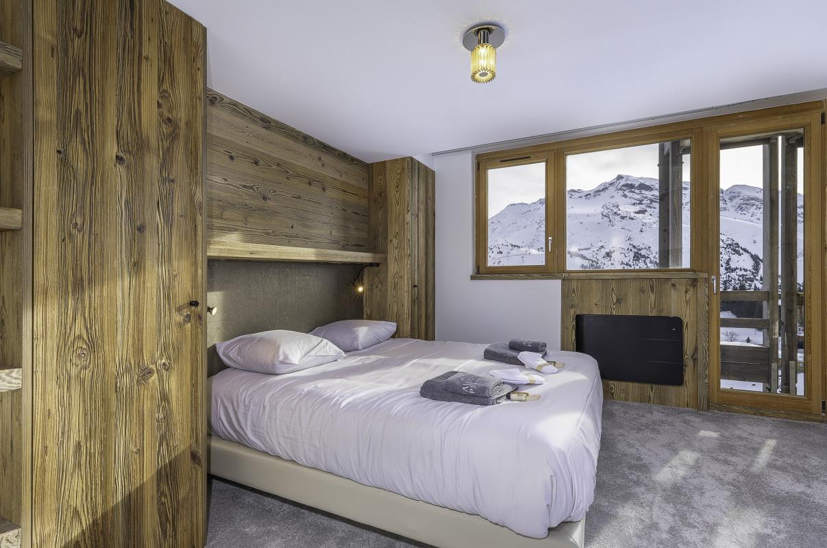 Chambre d'un penthouse duplex à Avoriaz avec vue sur la montagne.