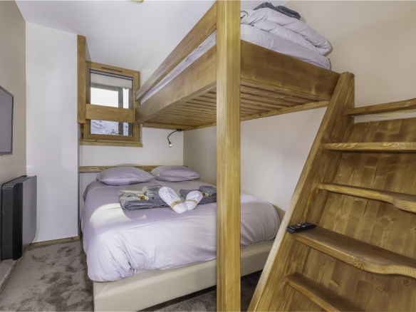 Chambre avec lit superposé et lit double dans un penthouse à Avoriaz.