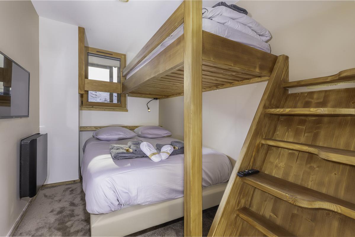 Chambre avec lit superposé et lit double dans un penthouse à Avoriaz.