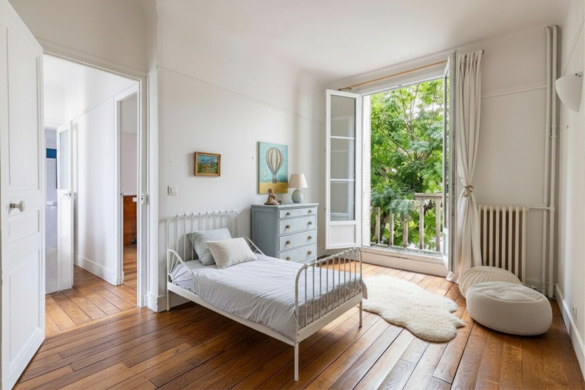 Room in a house in Paris Bright room with single bed, window opening onto a garden, wooden parquet floor.