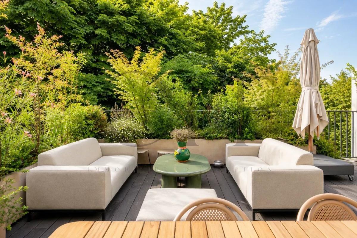 Terrace of a penthouse in Neuilly-sur-Seine Landscaped terrace of a penthouse in Neuilly-sur-Seine with modern furniture and abundant greenery.