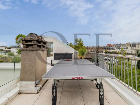Terrace of a penthouse in Neuilly-sur-Seine with unobstructed views and a ping-pong table.