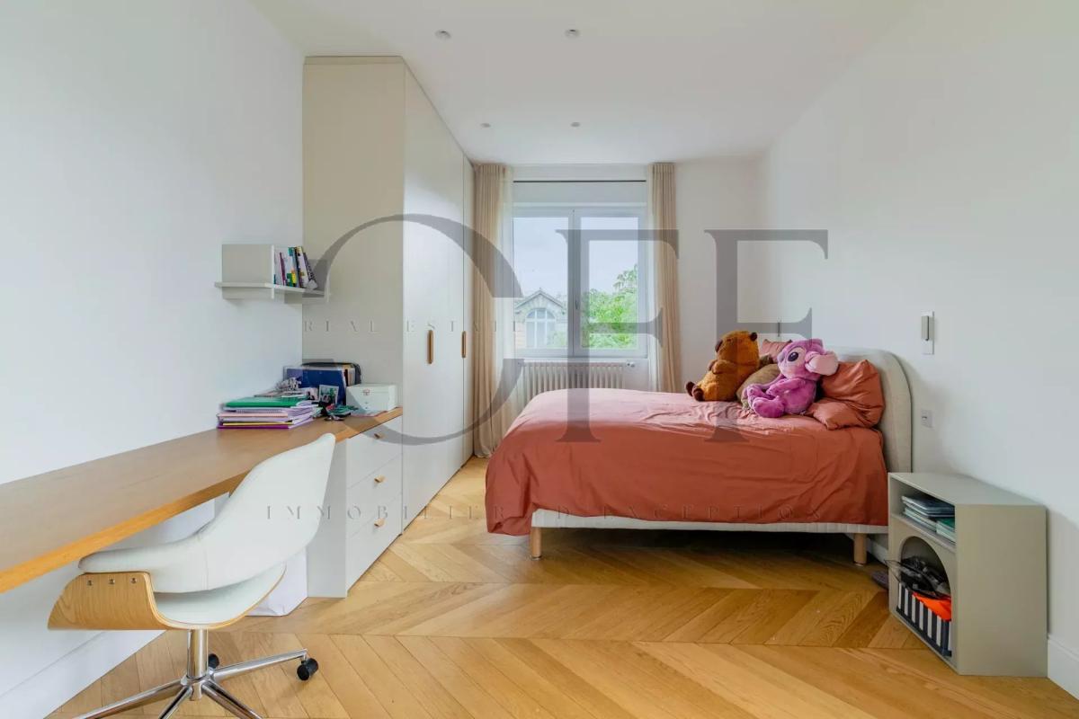 Penthouse bedroom in Neuilly-sur-Seine Bedroom in a penthouse in Neuilly-sur-Seine with bed, desk and toys.