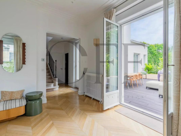 Interior of a duplex penthouse in Neuilly-sur-Seine with access to a landscaped terrace.