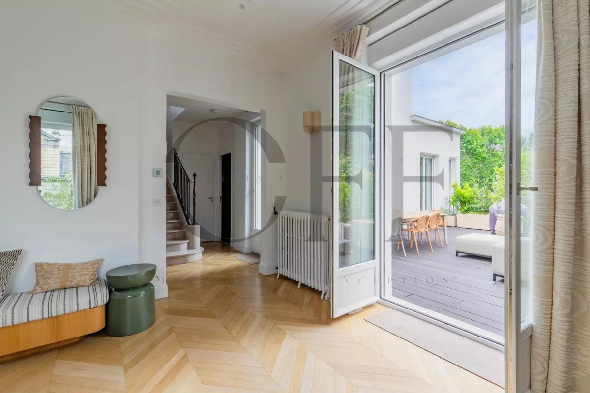 Duplex penthouse in Neuilly-sur-Seine Interior of a duplex penthouse in Neuilly-sur-Seine with access to a landscaped terrace.