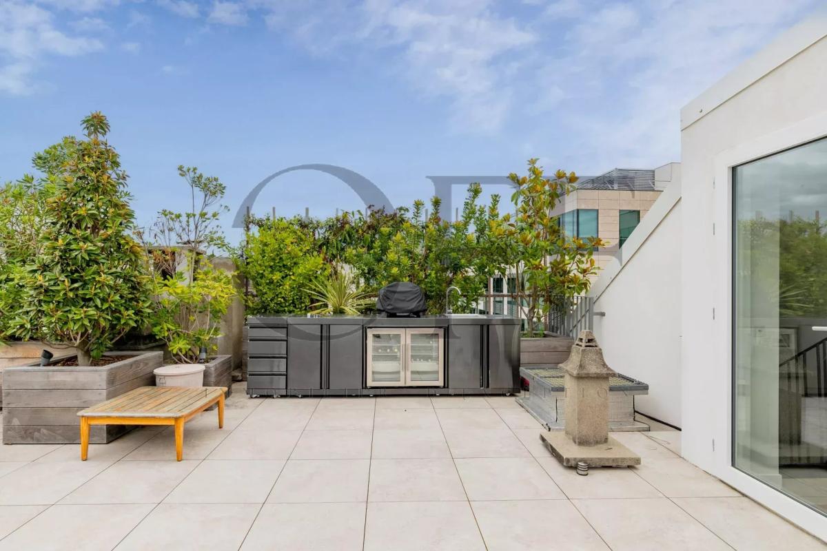 Terrace of a penthouse in Neuilly-sur-Seine Landscaped terrace of a duplex penthouse in Neuilly-sur-Seine with modern furniture and unobstructed view.