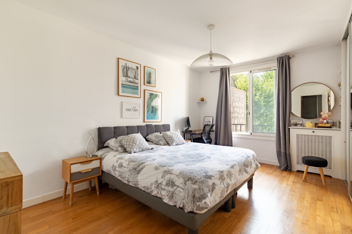 Chambre d’appartement à Paris Chambre d'un appartement à Paris avec lit double et décoration moderne.
