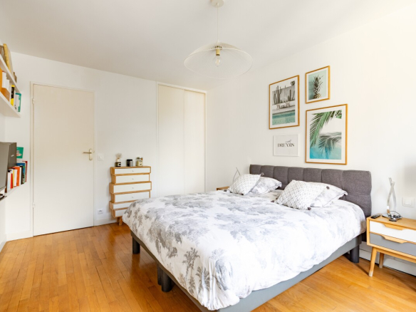Chambre d'un appartement de 82 m² à Paris, avec lit double et décoration moderne.