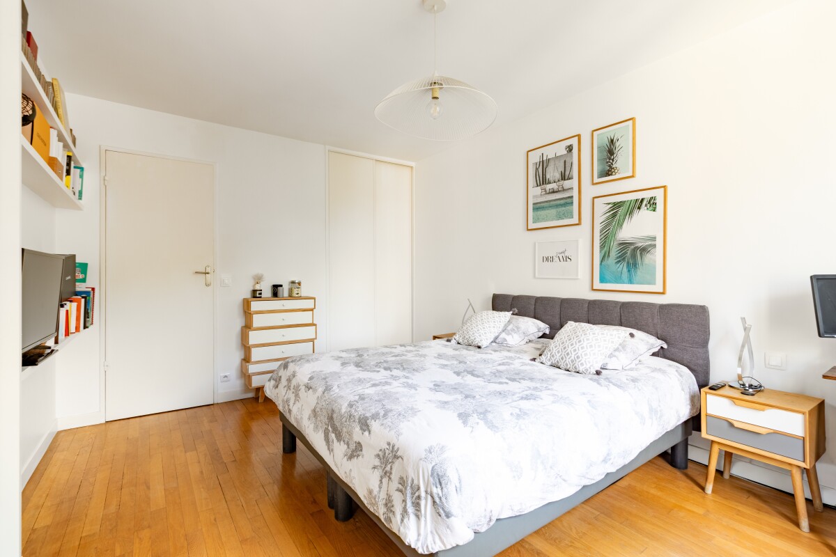 Chambre d’appartement à Paris Chambre d'un appartement de 82 m² à Paris, avec lit double et décoration moderne.