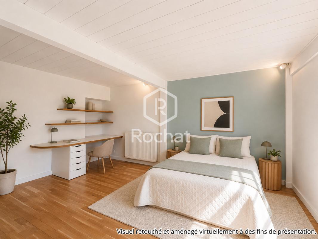 Chambre moderne dans une maison rénovée Chambre moderne avec lit double et bureau dans une maison rénovée à Curis-au-Mont-d'Or.