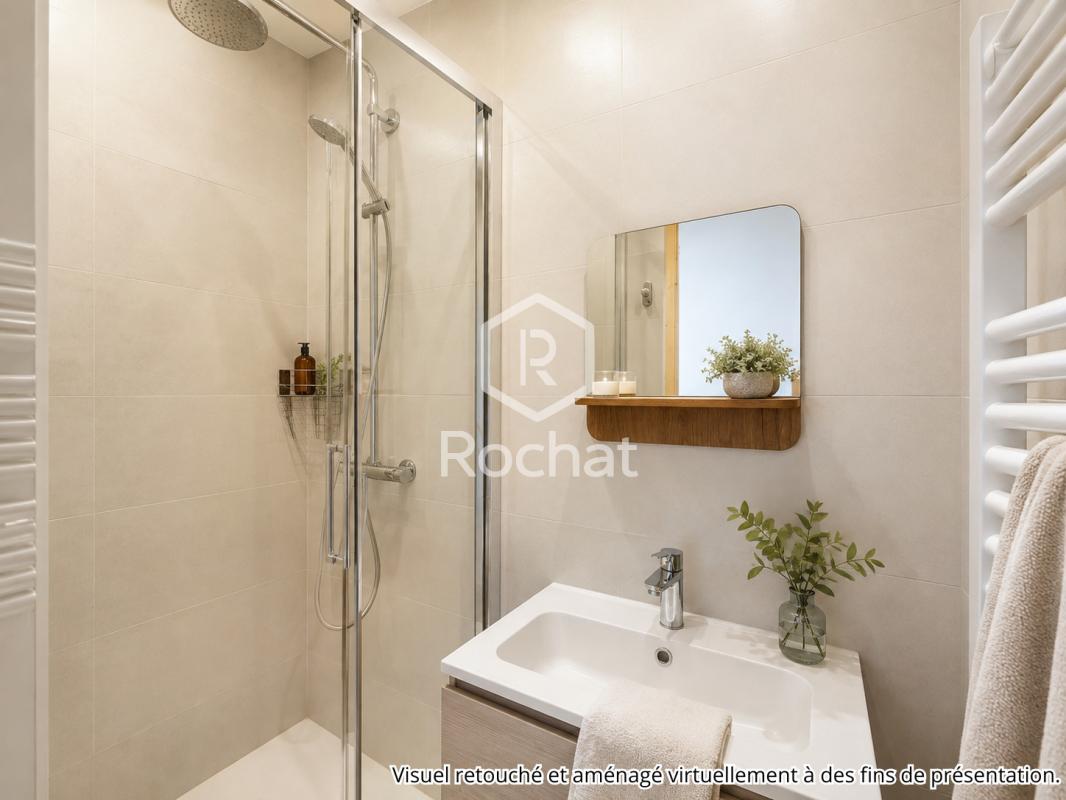 Salle de bain moderne Salle de bain moderne avec douche et lavabo dans une maison rénovée à Curis-au-Mont-d'Or.