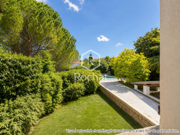 Vue du jardin et de la piscine d'une maison rénovée à Curis-au-Mont-d'Or.