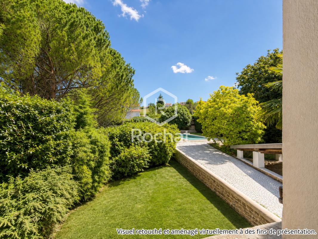 Maison avec jardin et piscine à Curis-au-Mont-d’Or Vue du jardin et de la piscine d'une maison rénovée à Curis-au-Mont-d'Or.