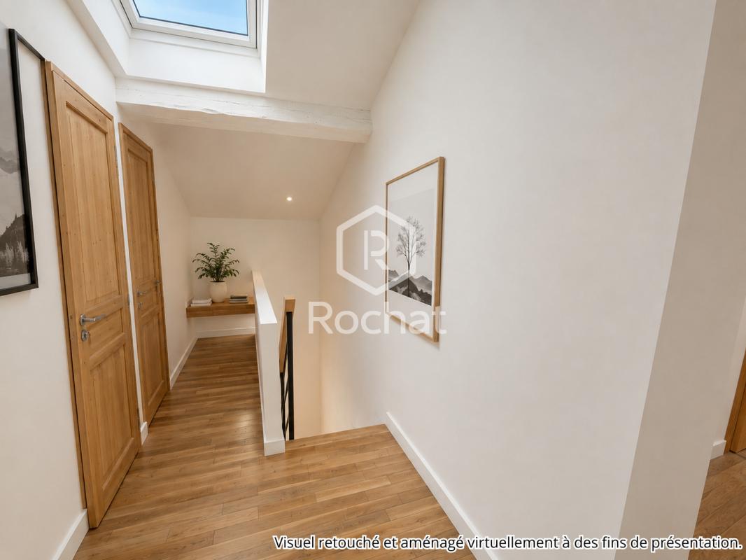 Escalier intérieur d’une maison rénovée Intérieur d'une maison rénovée avec un escalier et des portes en bois, style moderne et chaleureux.