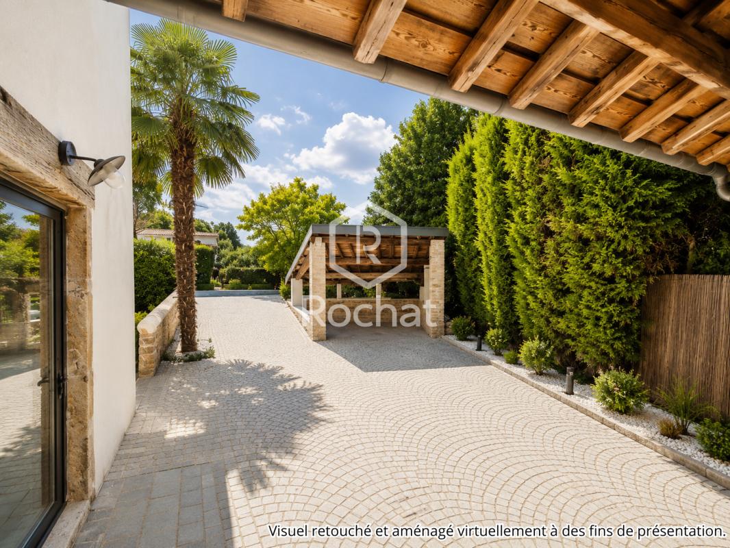 Maison rénovée avec piscine à Curis-au-Mont-d’Or Entrée d'une maison rénovée avec piscine, entourée de verdure à Curis-au-Mont-d'Or.