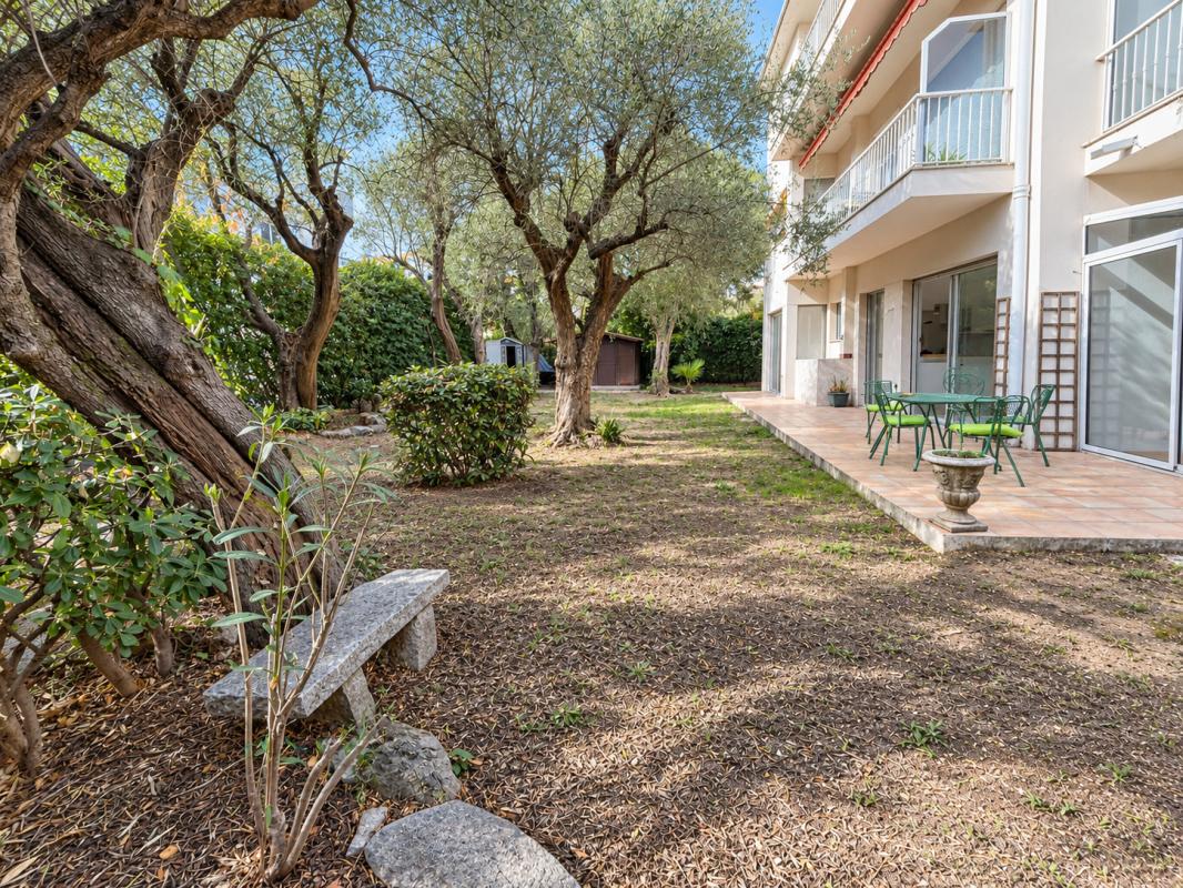 Jardin d’un appartement à Nice Rimiez Jardin privatif d'un appartement à Nice Rimiez, avec oliviers et mobilier de jardin.