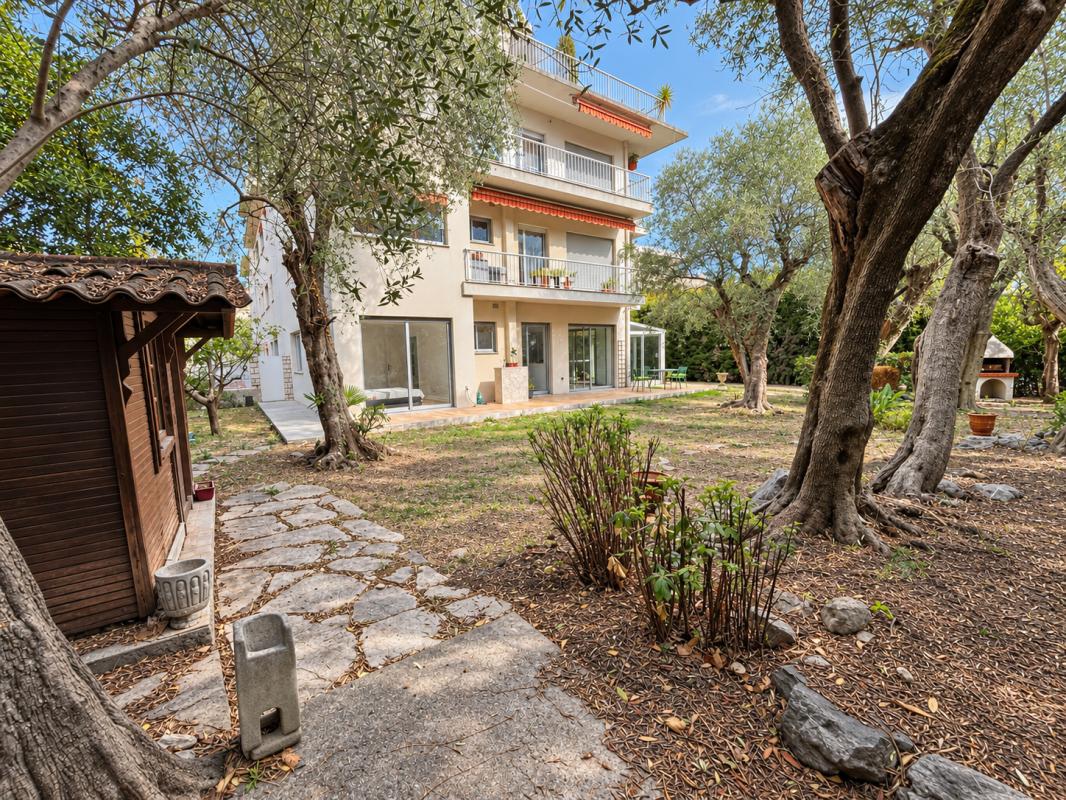 Appartement 4 pièces avec jardin à Nice Appartement de 4 pièces avec jardin de 500 m2 à Nice, secteur Rimiez, arboré d'oliviers.