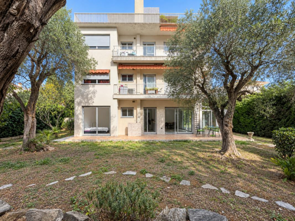 Appartement de 4 pièces en rez-de-jardin avec jardin à Nice, secteur Rimiez.