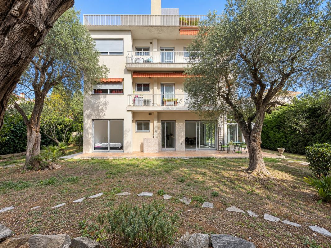 Appartement 4 pièces avec jardin à Nice Appartement de 4 pièces en rez-de-jardin avec jardin à Nice, secteur Rimiez.