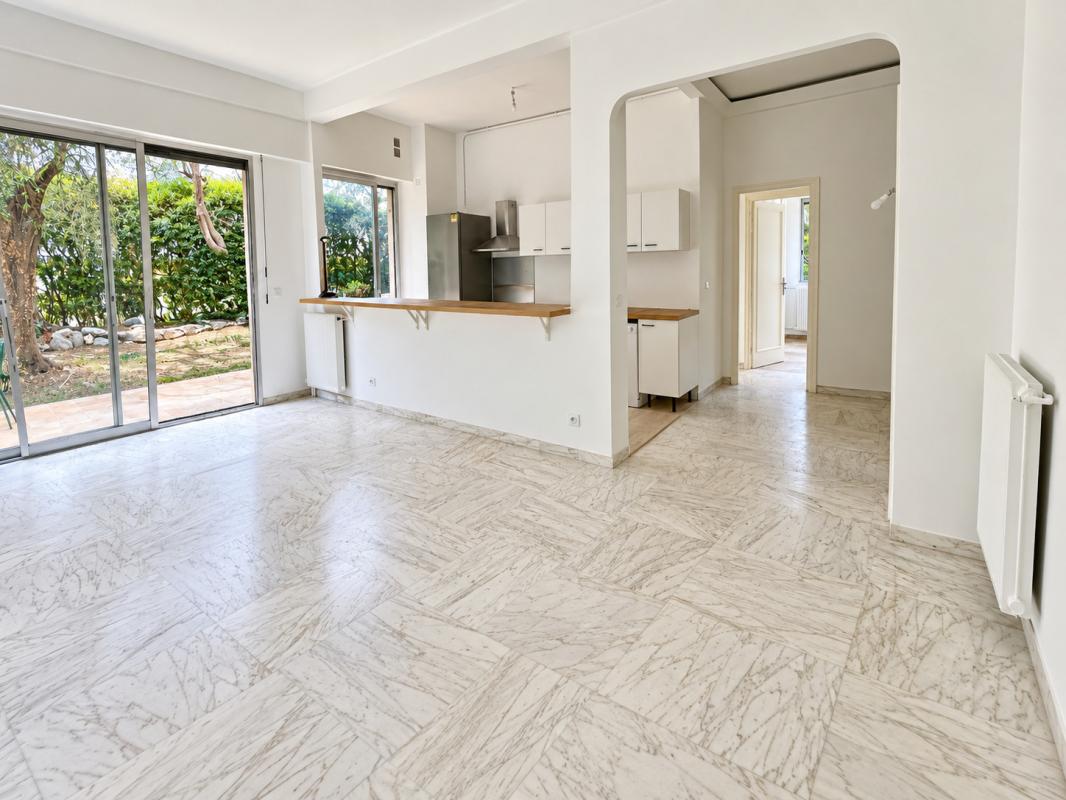 Appartement 4 pièces à Nice Rimiez Intérieur d'un appartement lumineux avec un espace de vie ouvert et accès à un jardin.