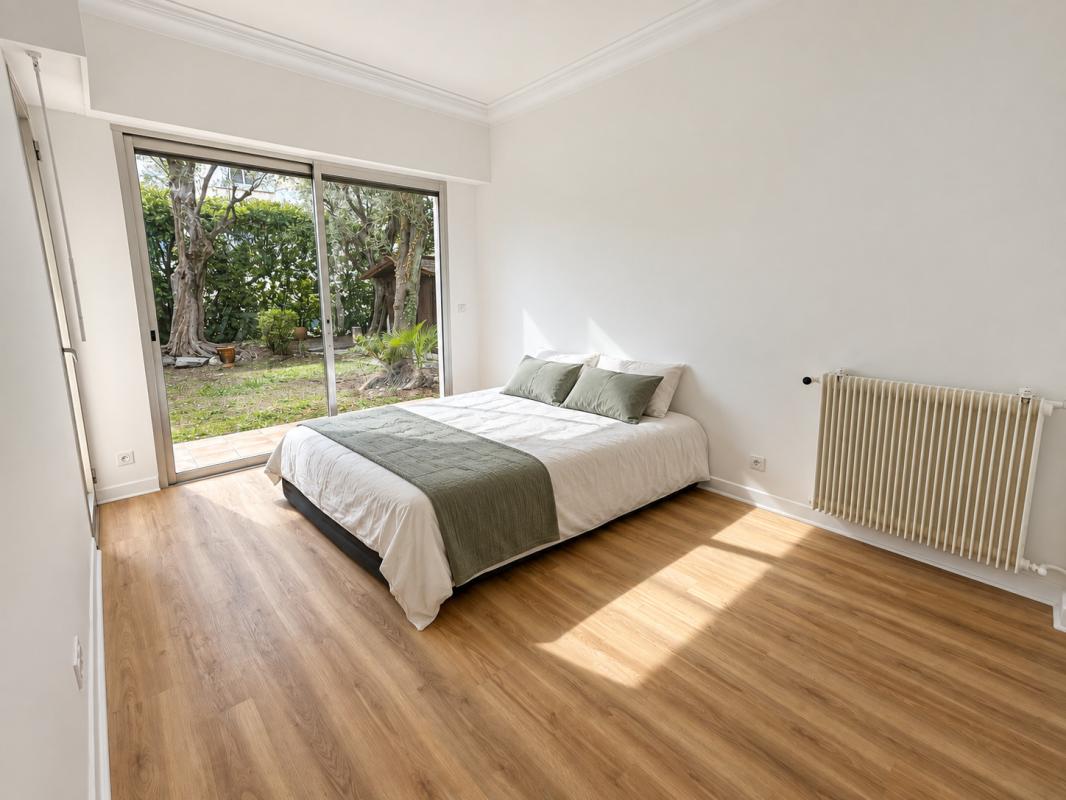 Chambre d’appartement à Nice Chambre lumineuse d'un appartement avec accès direct à un jardin arboré.