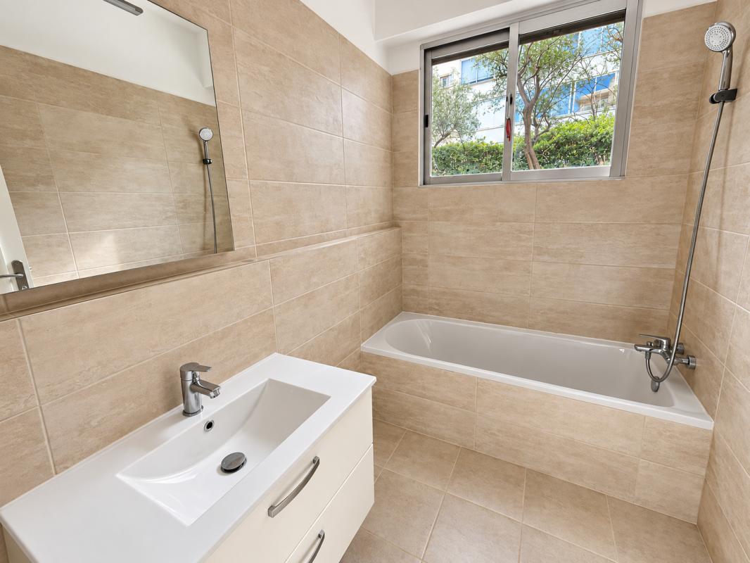 Salle de bain d’un appartement à Nice Rimiez Salle de bain moderne avec baignoire et meuble vasque dans un appartement à Nice Rimiez.