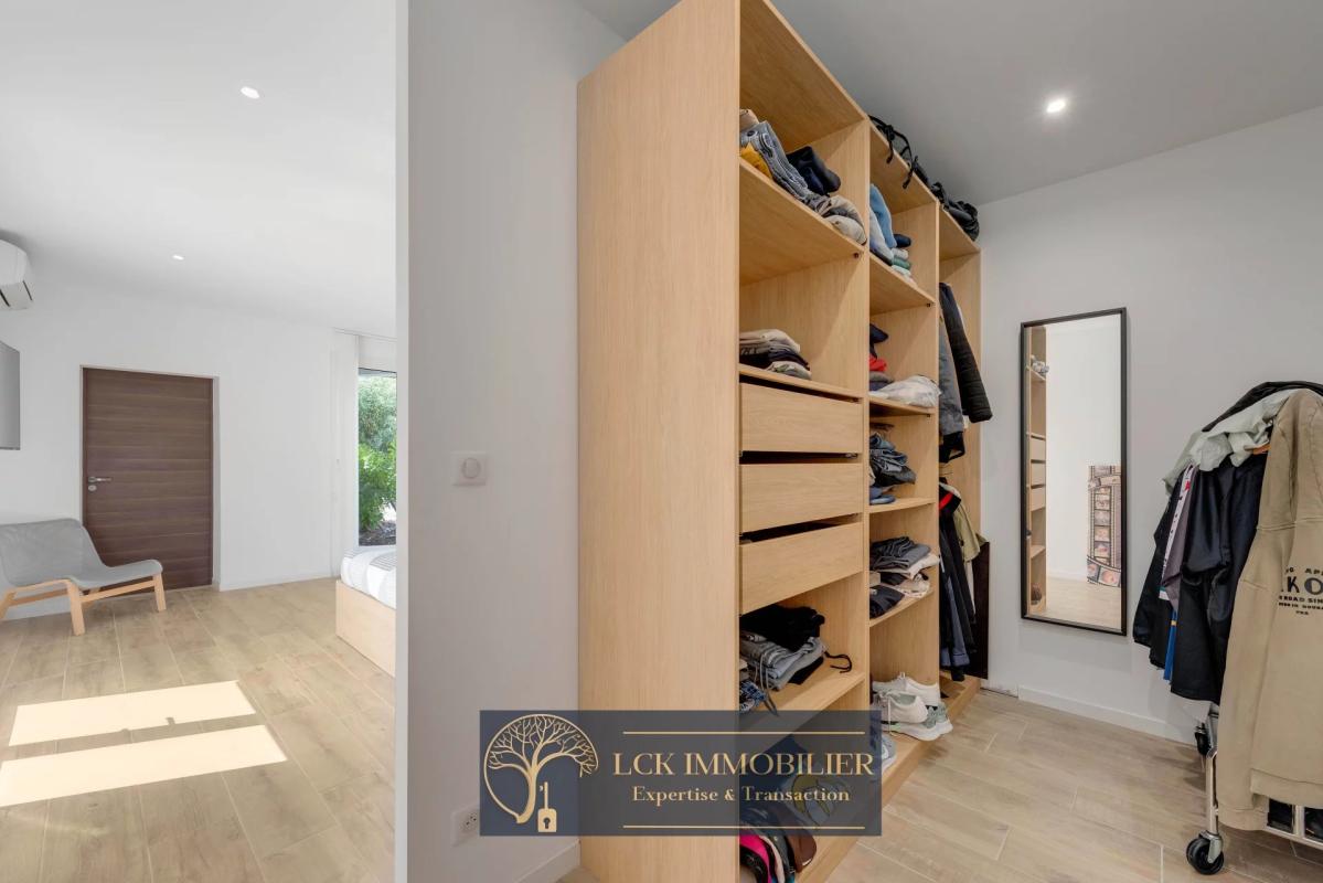 Intérieur de la villa contemporaine Intérieur d'une villa contemporaine avec rangement en bois et lumière naturelle.