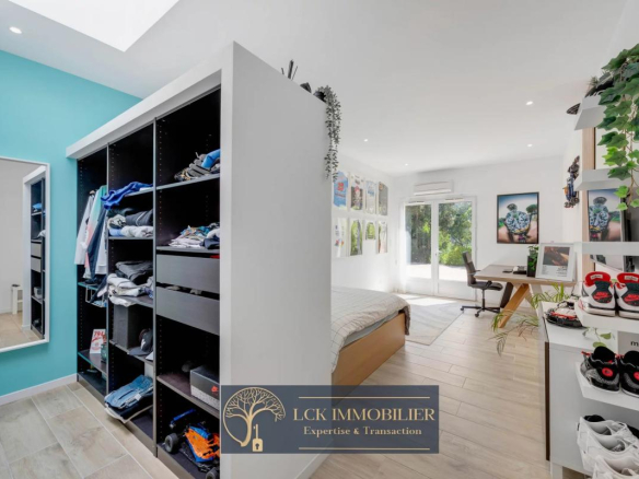 Intérieur d'une villa contemporaine rénovée avec un espace de vie lumineux et un coin chambre.