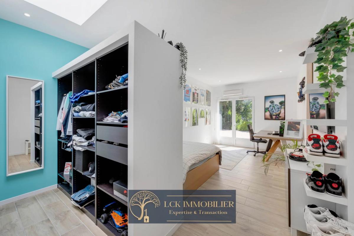 Intérieur d’une villa contemporaine Intérieur d'une villa contemporaine rénovée avec un espace de vie lumineux et un coin chambre.