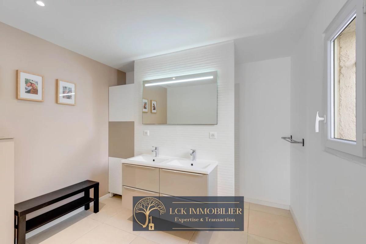 Salle de bain de villa contemporaine Salle de bain moderne avec double vasque et miroir lumineux dans une villa contemporaine.