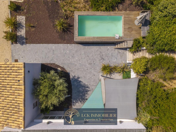Vue aérienne d'une villa contemporaine avec piscine et espace extérieur à Roquebrune-sur-Argens.