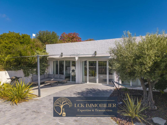 Villa contemporaine rénovée avec terrasse et jardin à Roquebrune-sur-Argens.