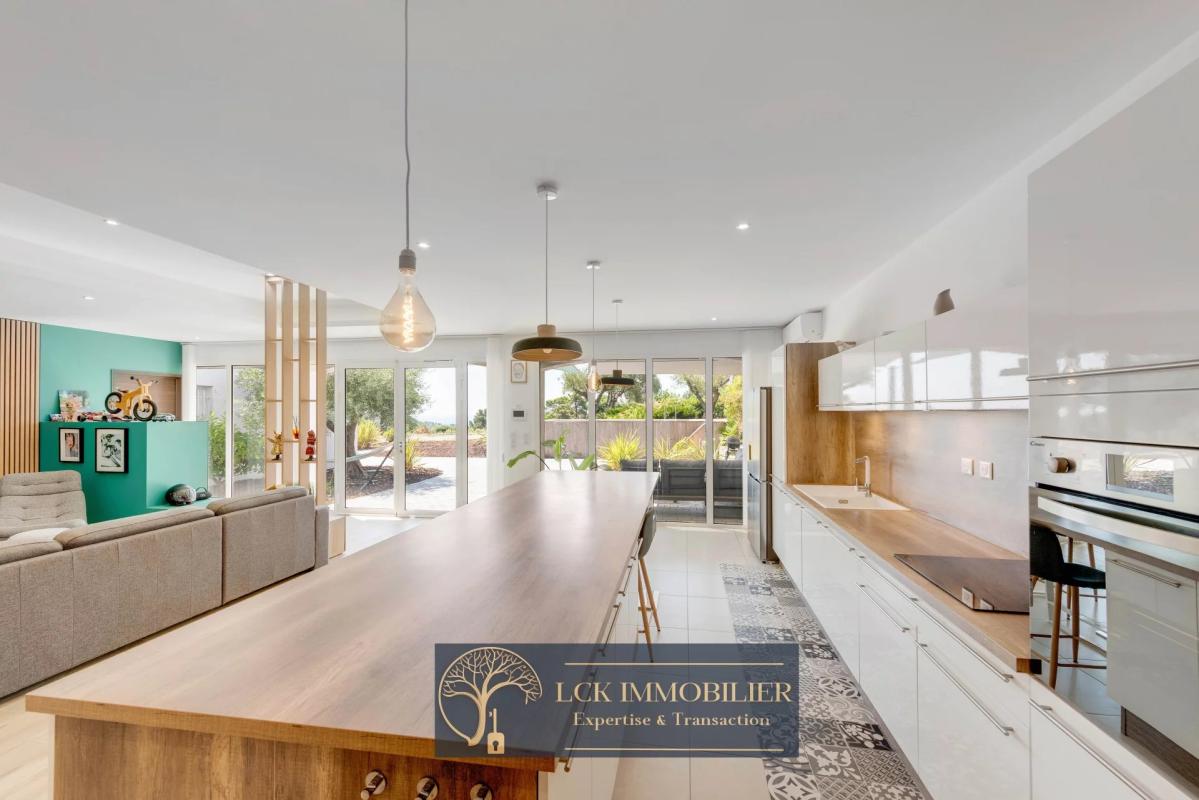 Intérieur d’une villa contemporaine Intérieur d'une villa contemporaine avec cuisine ouverte et espace de vie lumineux.
