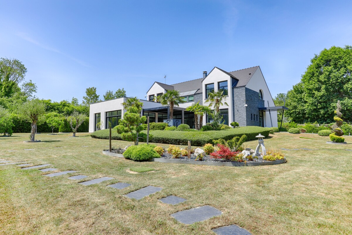 Modern house in Santeny Modern house with landscaped garden in Santeny, built in 2014, on three levels.