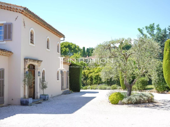 Luxury real estate photo | Charming Properties
