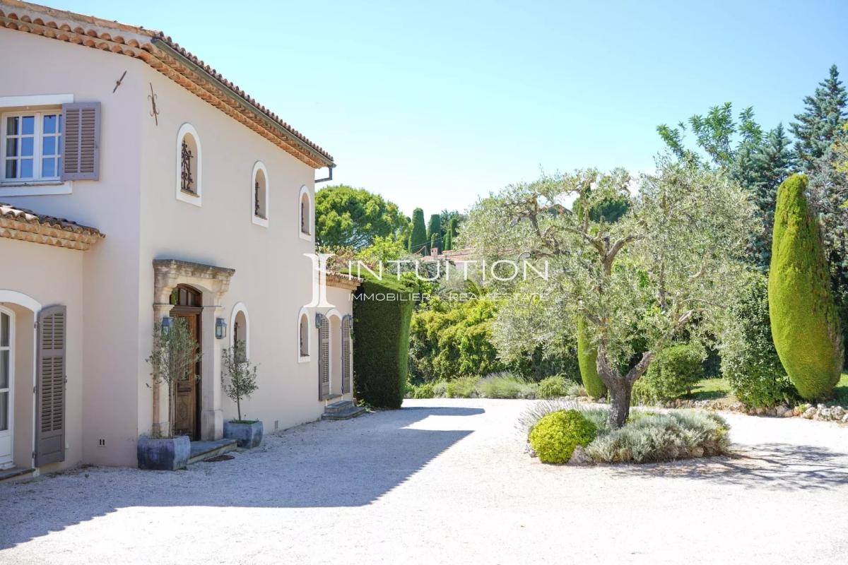 Propriété de prestige à Mougins Propriété de prestige à Mougins avec jardin et vue dégagée sur le village.